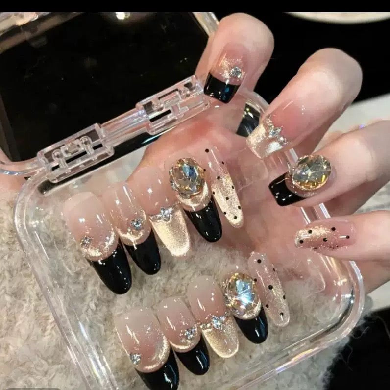 Handmade nail art: French champagne-colored glittering cat-eye high-end makeup that enhances complexion and exudes a seductive vibe.