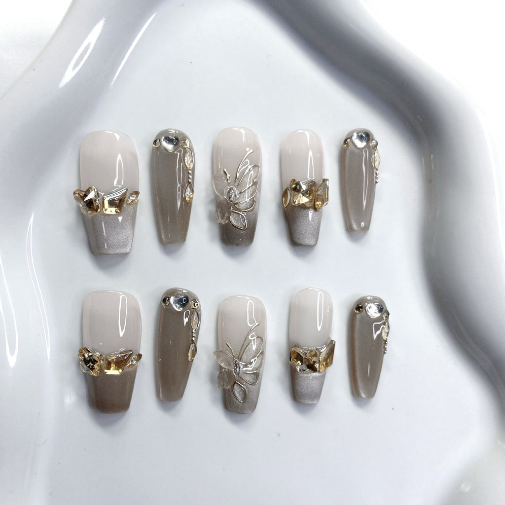 Purely handmade butterfly-shaped nail tips with dense cat's eye patterns, high-end nail art, gradient color change, and light luxury studded with rhinestones.