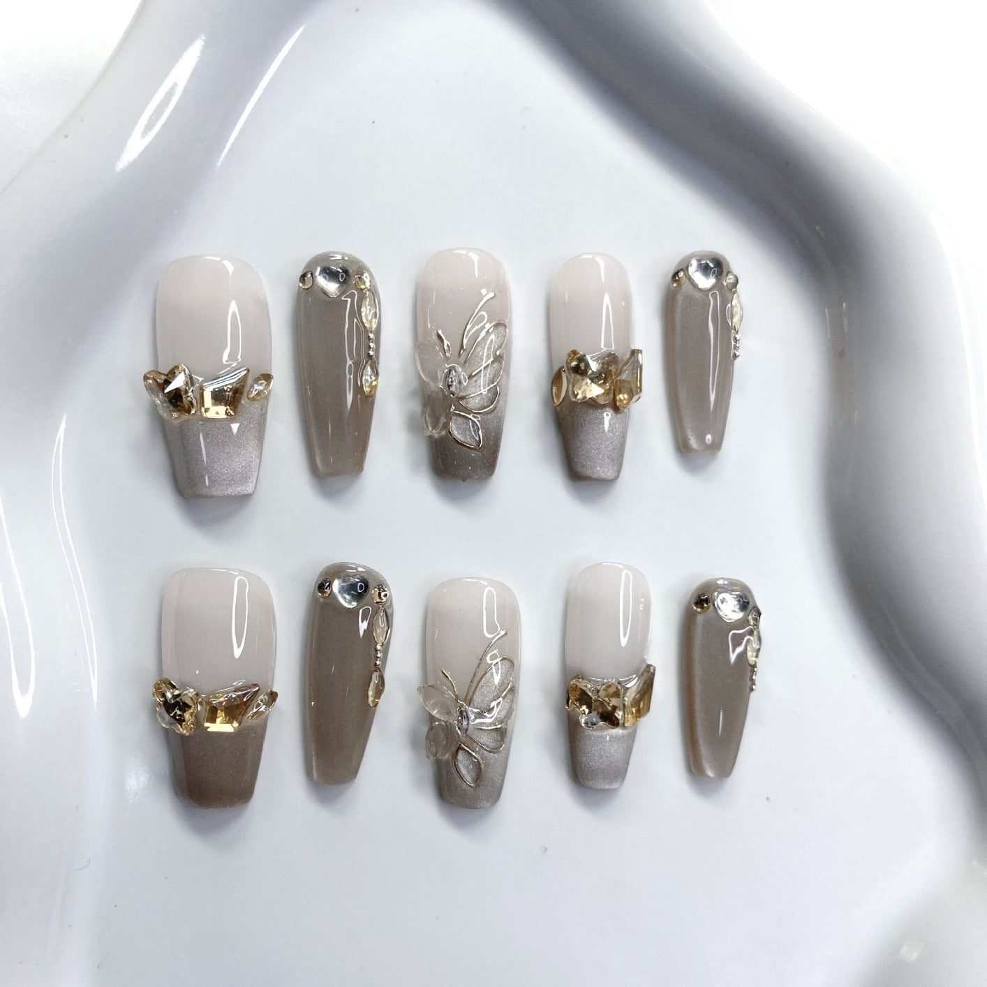 Purely handmade butterfly-shaped nail tips with dense cat's eye patterns, high-end nail art, gradient color change, and light luxury studded with rhinestones.