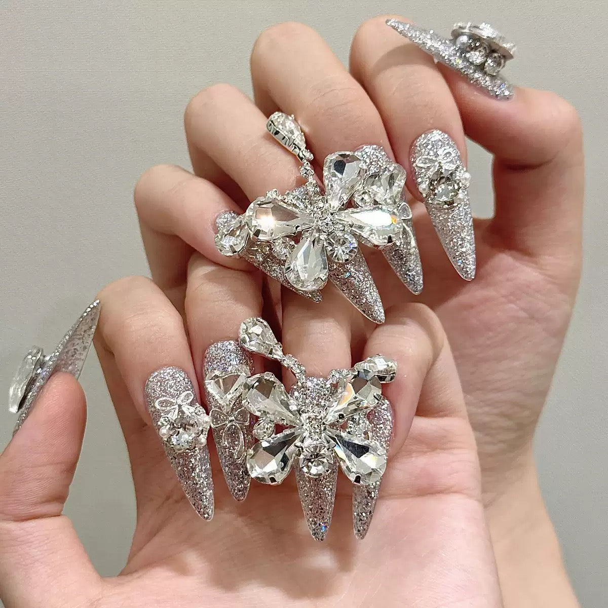 [High-Luxury Collection] Handmade Press-On Nails with Luxurious Chains, Large Butterfly Accents, and Zircon Detailing