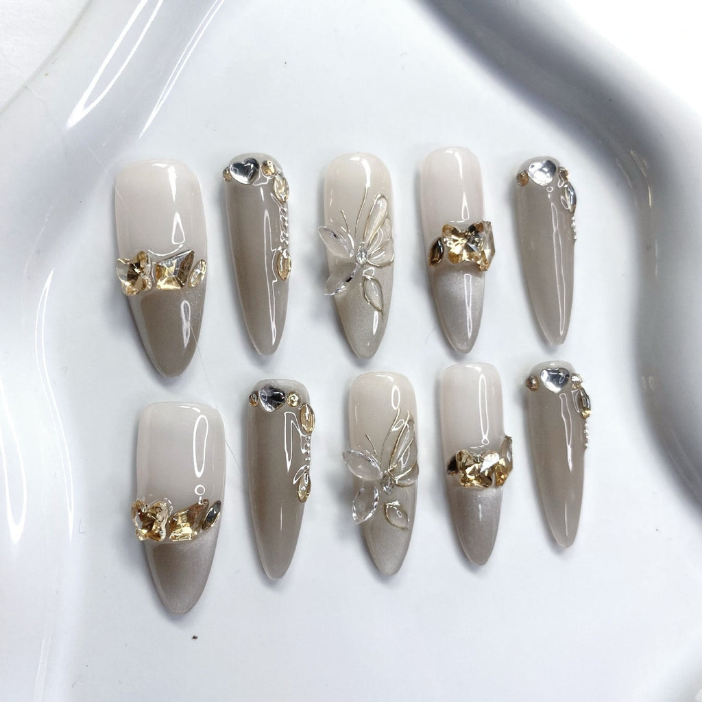 Purely handmade butterfly-shaped nail tips with dense cat's eye patterns, high-end nail art, gradient color change, and light luxury studded with rhinestones.