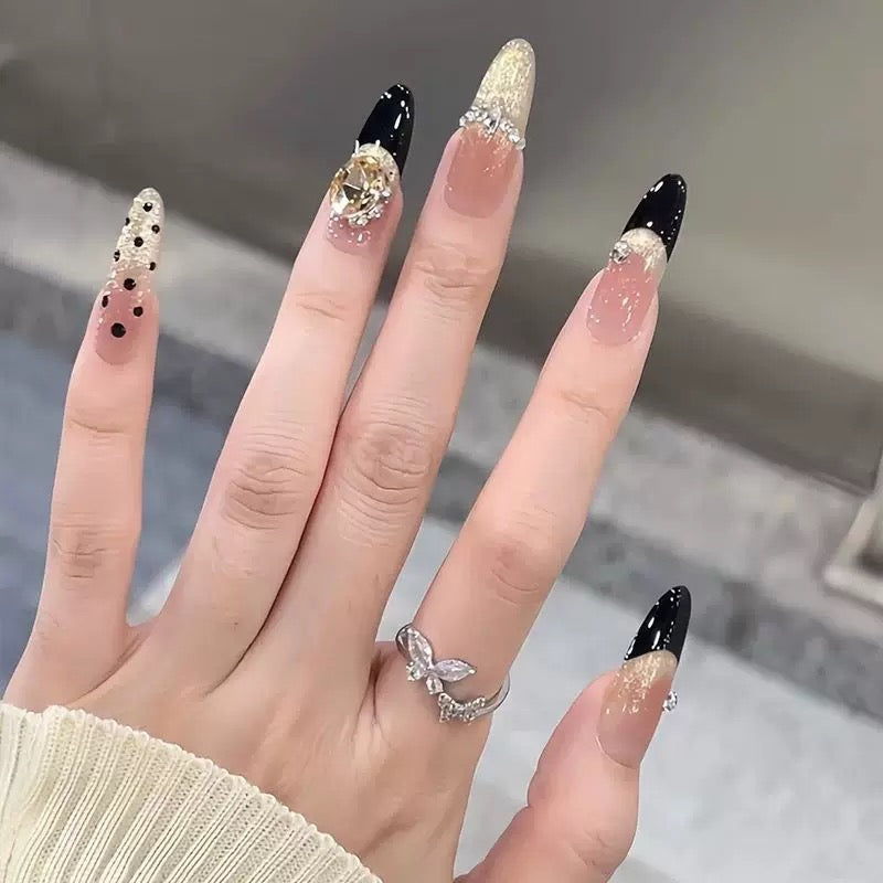 Handmade nail art: French champagne-colored glittering cat-eye high-end makeup that enhances complexion and exudes a seductive vibe.