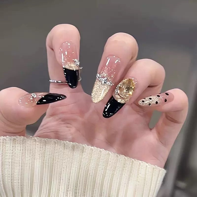 Handmade nail art: French champagne-colored glittering cat-eye high-end makeup that enhances complexion and exudes a seductive vibe.